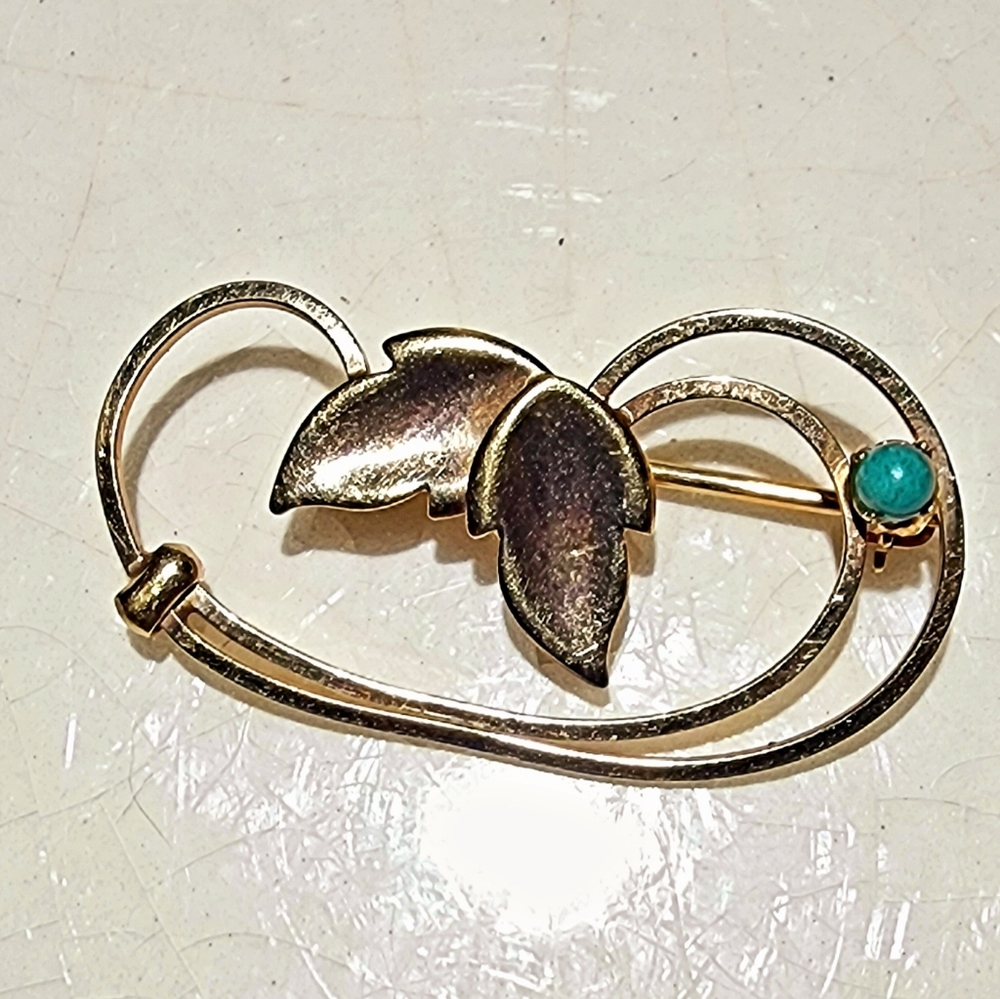 Dce vintage gold to leave brooch, grannycore, cottagecore
